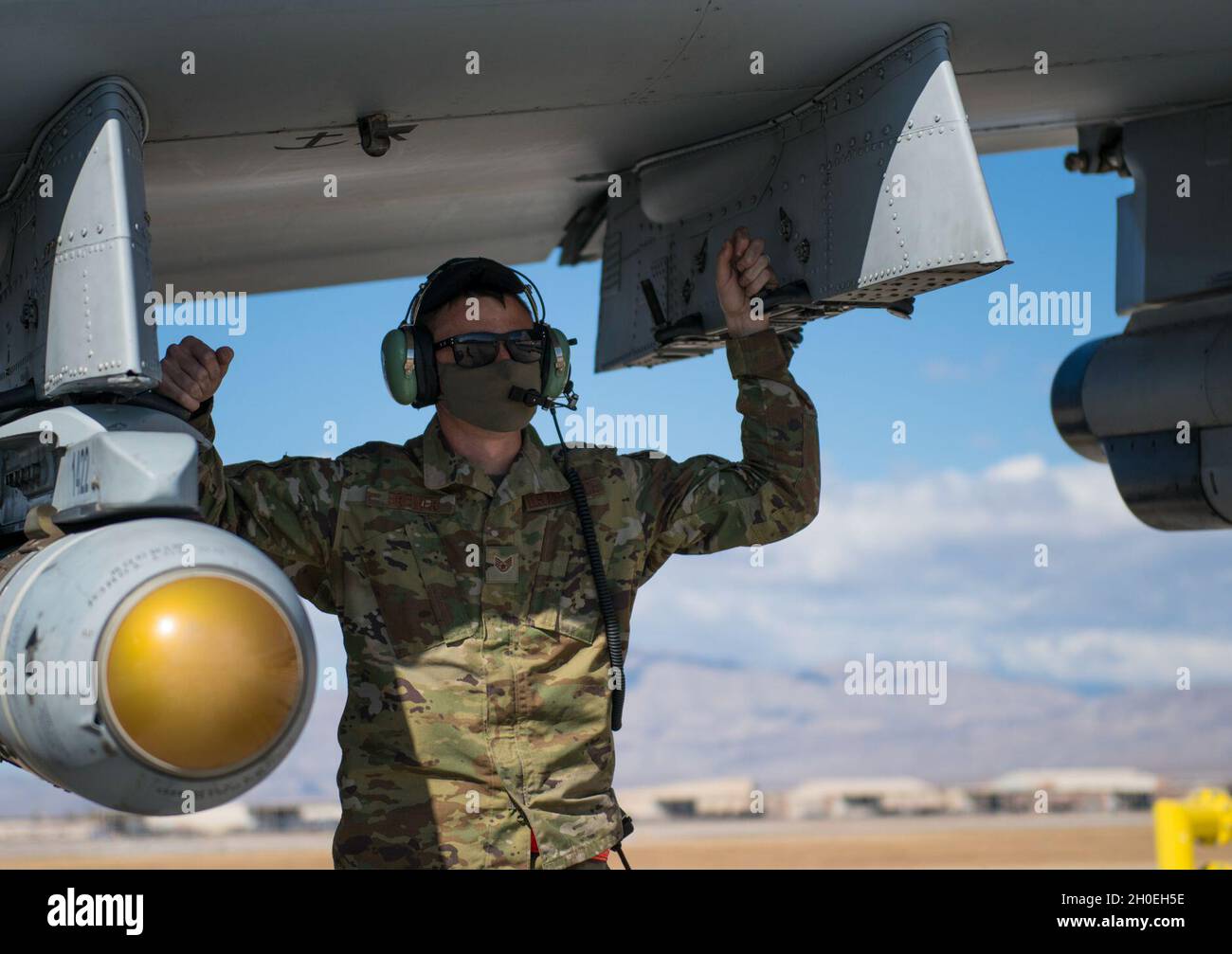 U.S. Air Force staff Sgt. Aaron Brewer, un capo dell'equipaggio di manutenzione degli aerei assegnato alla 122a ala dei combattenti, Indiana Air National Guard, prepara un aereo Thunderbolt II A-10C per il decollo durante la bandiera rossa 21-1 alla base dell'aeronautica di Nellis, Nevada, 12 febbraio 2021. La manifestazione comprende una serie di aerei in aggiunta alla A-10C Thunderbolt II, tra cui F-22 Raptor, F-35 Lightning II, F-16 Fighting Falcon, EA-18G Growler, F-15E Strike Eagle, B-1B Lancer e lo Spirito B-2. Foto Stock