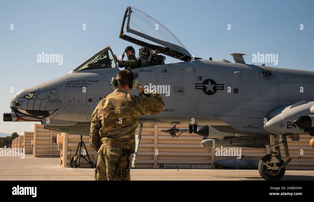 U.S. Air Force staff Sgt. Aaron Brewer, un capo dell'equipaggio di manutenzione degli aerei assegnato alla 122a ala dei combattenti, la Guardia Nazionale dell'aria dell'Indiana, saluta un pilota dell'aeromobile a-10C Thunderbolt II durante la bandiera rossa 21-1 alla base dell'aeronautica di Nellis, Nevada, 12 febbraio 2021. La manifestazione comprende una serie di aerei in aggiunta alla A-10C Thunderbolt II, tra cui F-22 Raptor, F-35 Lightning II, F-16 Fighting Falcon, EA-18G Growler, F-15E Strike Eagle, B-1B Lancer e lo Spirito B-2. Foto Stock