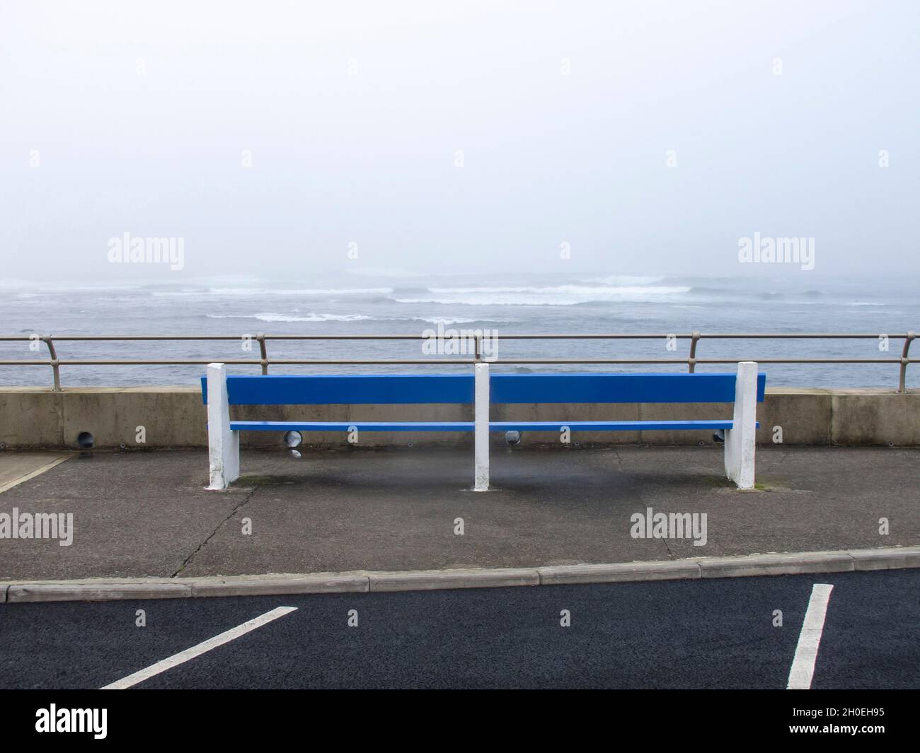 Panca che si affaccia sull'Oceano Atlantico in Kilkee County Clare Irlanda. Foto Stock