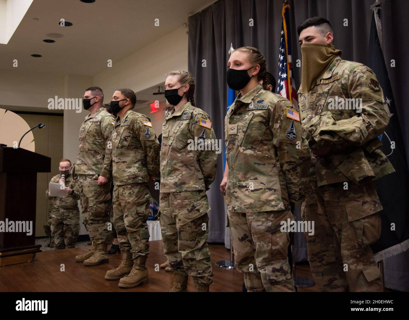 Sean Nuttall, 366th Communications Squadron Flight Commander (sinistra), Specialista 3 Douglas McCoppin, 366th CS radio Frequency Transmission Systems Technician (metà sinistra), Specialista 3 Tawna Jonak, 366th CS cyber Transport Technician (metà destra), E Specialist 3 Brianna Fischer, 366th CS cyber transport Technician (Right), onora i loro nuovi OCP della forza spaziale statunitense alla base dell'aeronautica militare di Mountain Home, Idaho, 12 febbraio 2021. Dopo aver fatto domanda per la selezione del trasferimento, i quattro guardiani, insieme allo Specialista 3 366th CS tecnico dei sistemi client, sono stati selezionati per essere trasferiti Foto Stock