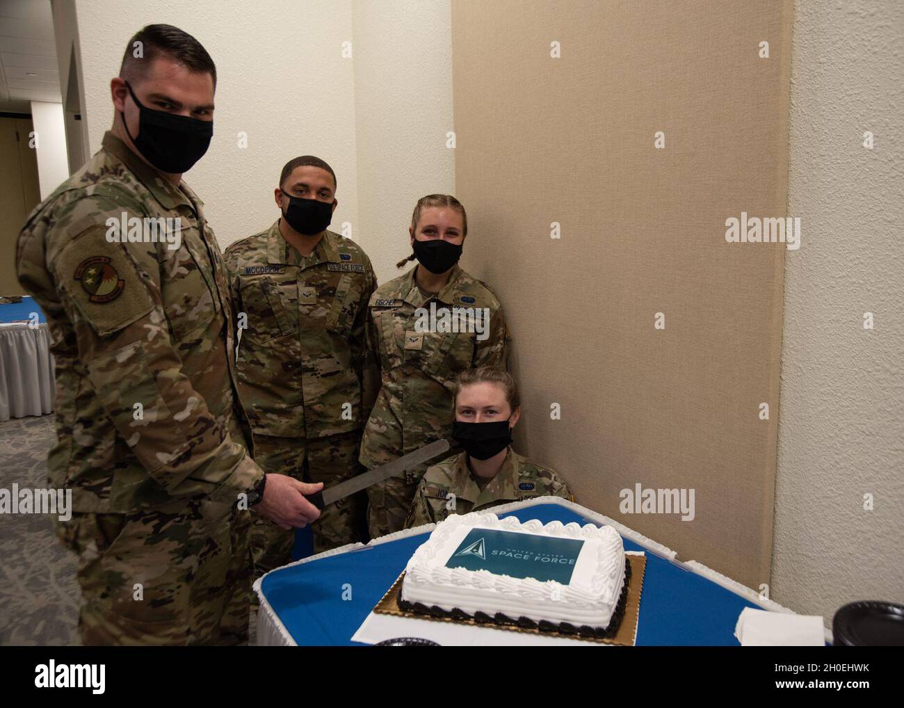 Sean Nuttall, 366th Communications Squadron Flight Commander (sinistra), Specialista 3 Douglas McCoppin, 366th CS radio frequency transmission Systems Technician (metà sinistra), Specialista 3 Brianna Fischer, 366th CS cyber transport Technician (metà destra) e Specialista 3 Tawna Jonak, 366th CS cyber Transport Technician (a destra) posa per una foto alla base dell'aeronautica militare di Mountain Home, Idaho, 12 febbraio 2021. I Guardiani hanno celebrato la loro cerimonia di trasferimento preparandosi a tagliare la prima fetta della torta intitolata United States Space Force. Foto Stock