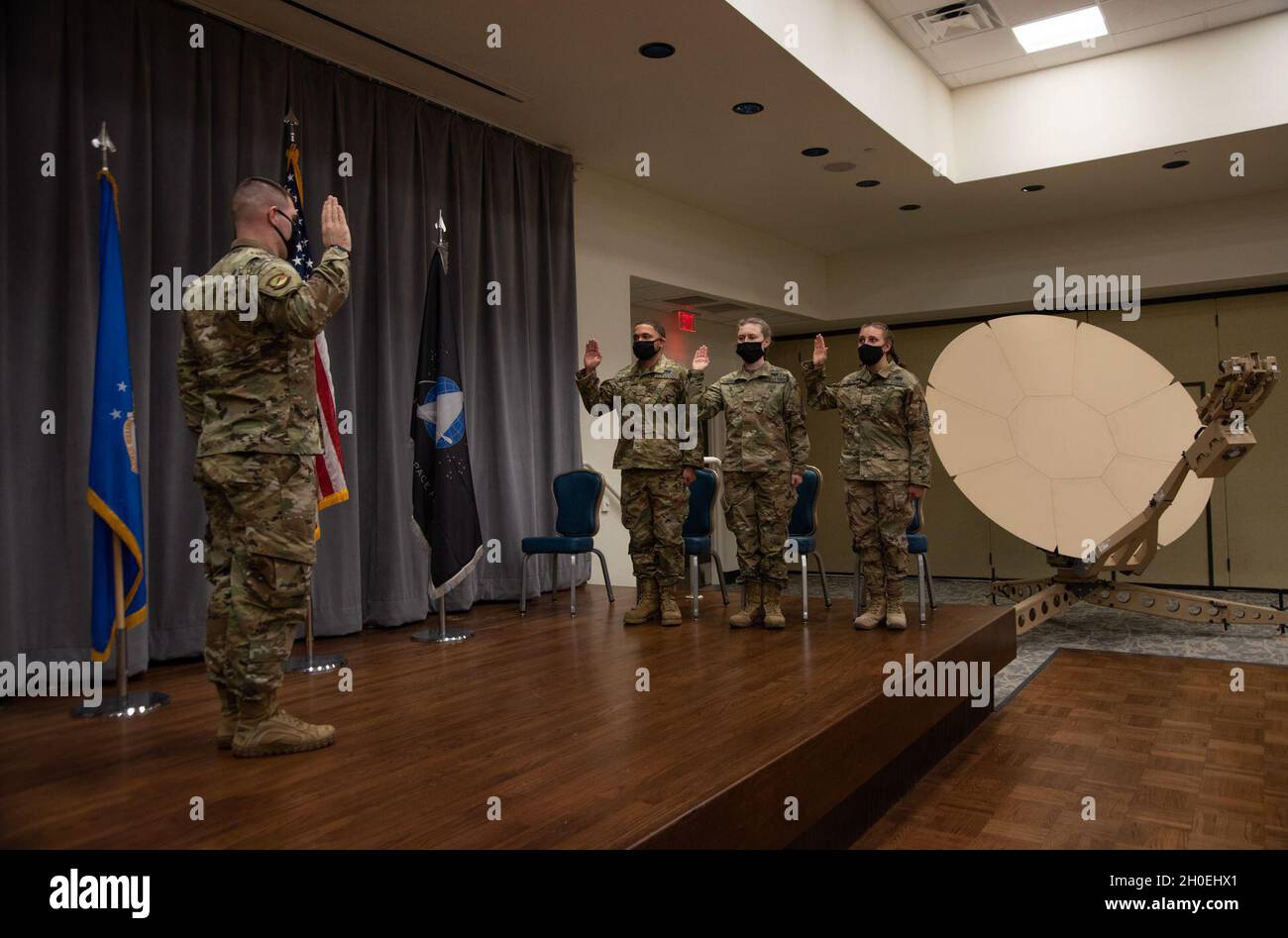 Sean Nuttall, 366th Communications Squadron Flight Commander (sinistra), Swars in Specialist 3 Douglas McCoppin, 366th CS radio frequency transmission Systems Technician (mid left), Specialist 3 Tawna Jonak, 366th CS cyber transport Technician (mid), E Specialist 3 Brianna Fischer, 366th CS cyber transport Technician (Right), presso la U.S. Space Force at Mountain Home Air Force base, Idaho, 12 febbraio 2021. Nuttall e i tre Guardiani hanno fatto domanda per la selezione del trasferimento, che richiede che gli Airmen e gli ufficiali che applicano rientrino nel codice comune di specialità dell'aeronautica wi Foto Stock