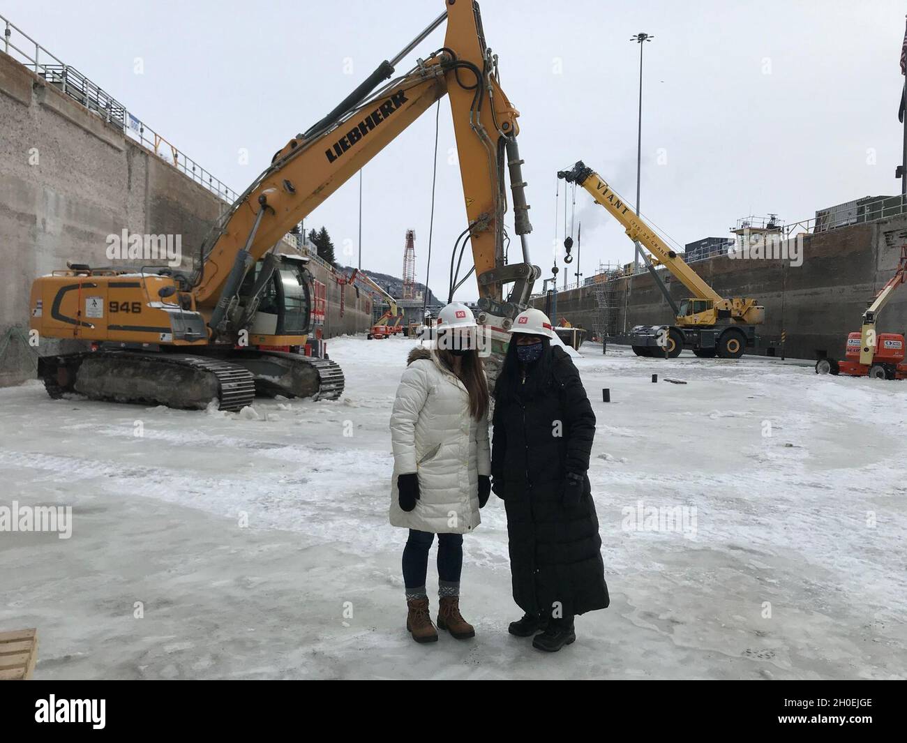 Courtney Emmerich, responsabile delle pari opportunità di lavoro, e Lupe Santos-Jensen, specialista delle pari opportunità di lavoro, si trovano nella camera di chiusura disidratata a Lock and Dam 4 vicino ad Alma, Wisconsin, febbraio 12. Foto Stock