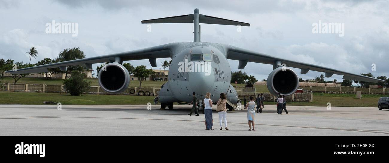 I coniugi chiave e i leader civici fanno un tour giapponese di Kawasaki C-2 durante un'esposizione statica degli aeromobili del Nord dell'area di lavoro della Andersen Air Force base, Guam, 13 febbraio 2021. Circa 2,200 persone e 97 aerei sono stati riuniti per COPE North 21 con la missione di migliorare la preparazione al combattimento e aumentare l'interoperabilità tra l'aviazione militare statunitense, l'aeronautica reale australiana e l'autodifesa giapponese, o Koku-Jietai. Foto Stock