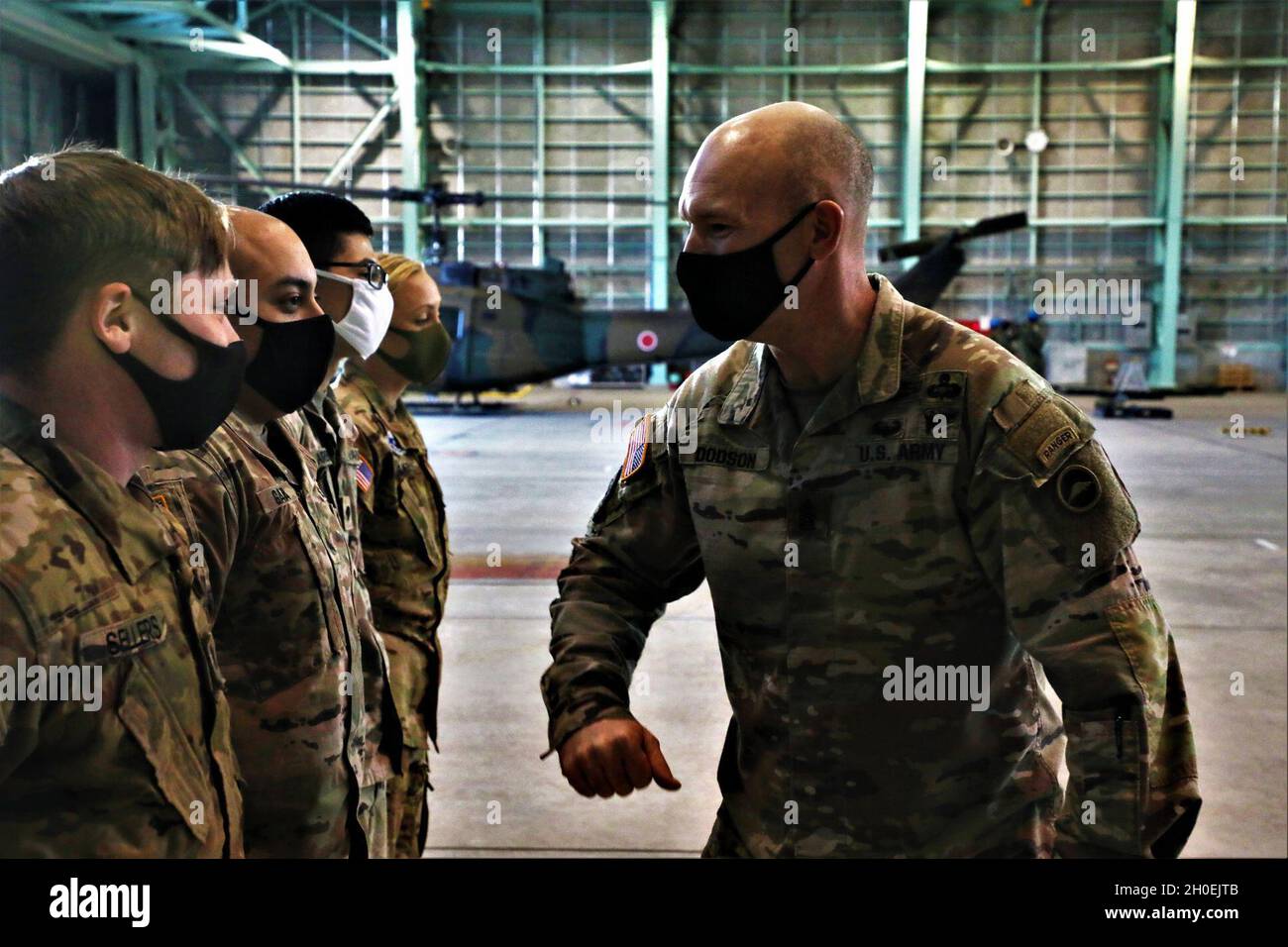 Comando Sgt. Il Major Jerry L. Dodson Jr., il sergente di comando del Giappone dell'esercito degli Stati Uniti maggiore, dà un urto del gomito a Sgt. Adrian Garcia, il meccanico americano del Battaglione dell'aviazione militare-Giappone, come è riconosciuto per i risultati eccezionali a Camp Kita-Tokushima durante l'esercitazione di salvataggio di Tomodachi il febbraio 13. Foto Stock