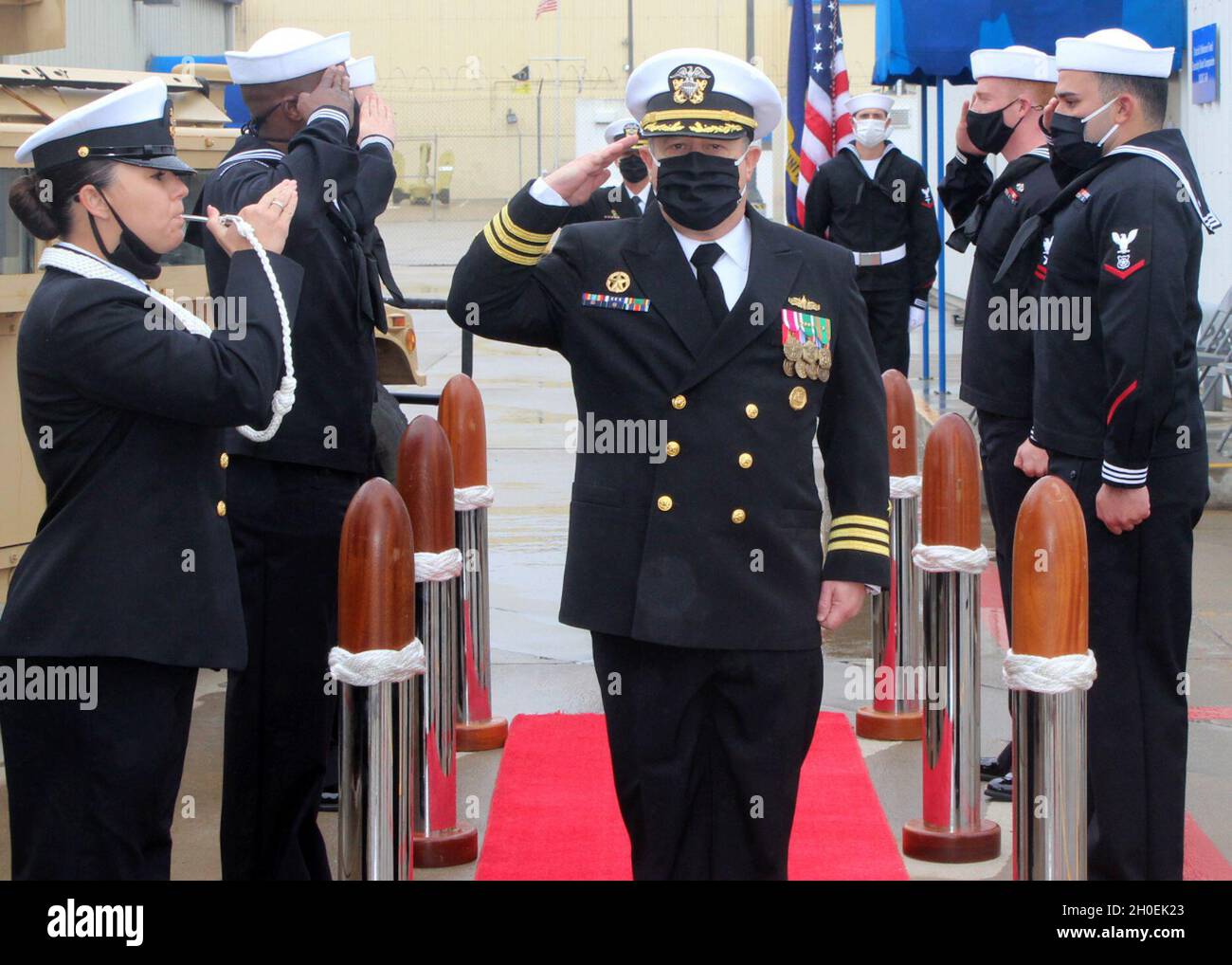 SAN DIEGO (dal 12, 2021) CMdR. Leonard Haynes, il comandante uscente del Maritime Expeditionary Security Squadron (MSRON) 3, arriva alla cerimonia del cambio di comando di MSRON-3 a bordo del Naval Outlying Landing Field, Imperial Beach, California, febbraio 12. La cerimonia è stata limitata al personale essenziale e trasmessa in diretta sui social media a sostegno dell’approccio proattivo del Dipartimento della Difesa per combattere la diffusione del COVID-19. La forza di sicurezza marittima è una delle principali capacità della Marina militare che fornisce sicurezza portuale e portuale, sicurezza delle attività di alto valore e sicurezza marittima sulle coste Foto Stock