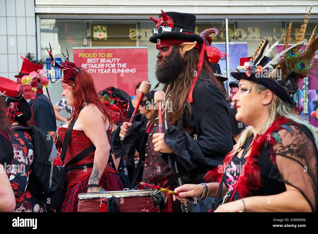 RAMSGATE, REGNO UNITO - 12 settembre 2021: Le fasce di tamburo marcianti al Carnevale di Ramsgate che attraversano il centro della città nel Regno Unito Foto Stock