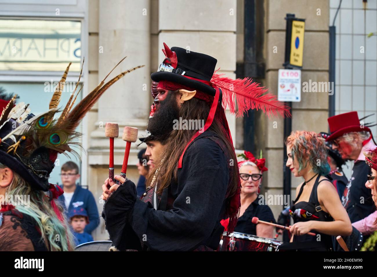 RAMSGATE, REGNO UNITO - 12 settembre 2021: Le fasce di tamburo marcianti al Carnevale di Ramsgate che attraversano il centro della città nel Regno Unito Foto Stock