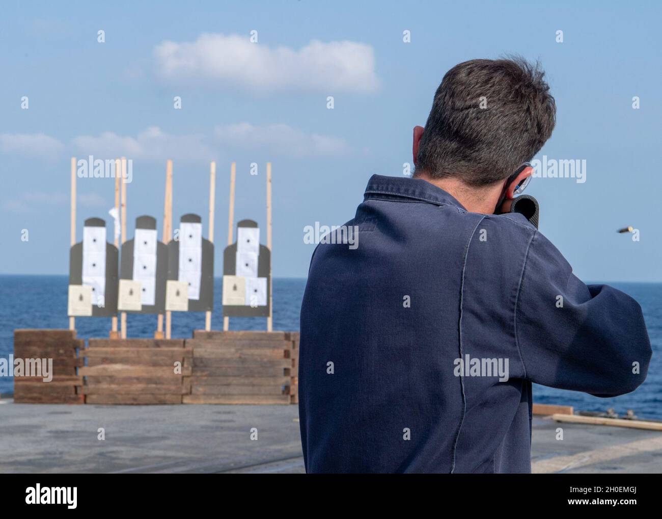 SUD CINA MARE (FEB 15, 2021) U.S. Navy CMdR. Joey Vitollo, dirigente dell'incrociatore missilistico guidato di classe Ticonderoga USS Bunker Hill (CG 52), di Coxsackie, N.Y., attiva una carabina M4 durante un esercizio di incendio sul ponte di volo della nave dal 15 febbraio 2021. Bunker Hill, parte del Theodore Roosevelt Carrier Strike Group, è in fase di dispiegamento programmato per l'area operativa della 7a flotta statunitense. Come la più grande flotta della Marina degli Stati Uniti, 7th Fleet opera e interagisce di routine con 35 nazioni marittime, conducendo missioni per preservare e proteggere un Indo-Pacific Re libero e aperto Foto Stock