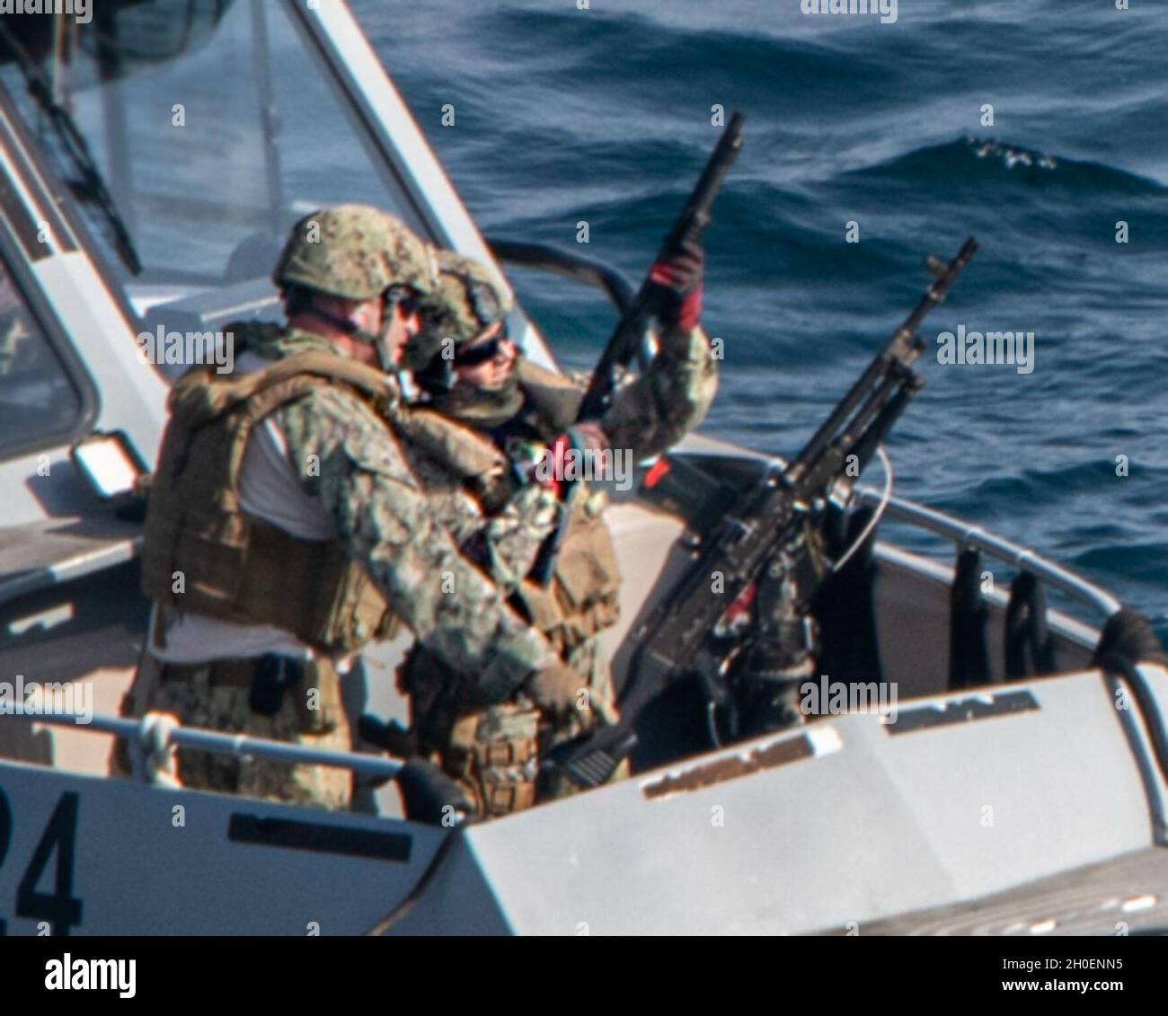 GOLFO DI TADJOURA, Gibuti (Feb 16, 2021) U.S. Navy Senior Chief Master-at-Arms Matthew Center, a sinistra, da Monroe, N.Y., E assegnato allo Squadrone 8 della sicurezza marittima, supervisiona come Engineman 2a classe Miryan Salcedoroblero, da Newark, N.J., usa un fucile M500 per sparare una LA-51 fuori dalla prua di una barca di pattuglia durante l'addestramento di sostentamento dal vivo del fuoco condotto nel Golfo di Tadjoura, il 16 febbraio 2021. La missione principale della forza di sicurezza marittima è la protezione della forza condotta attraverso il supporto della flotta con operazioni in tutto il mondo. Foto Stock