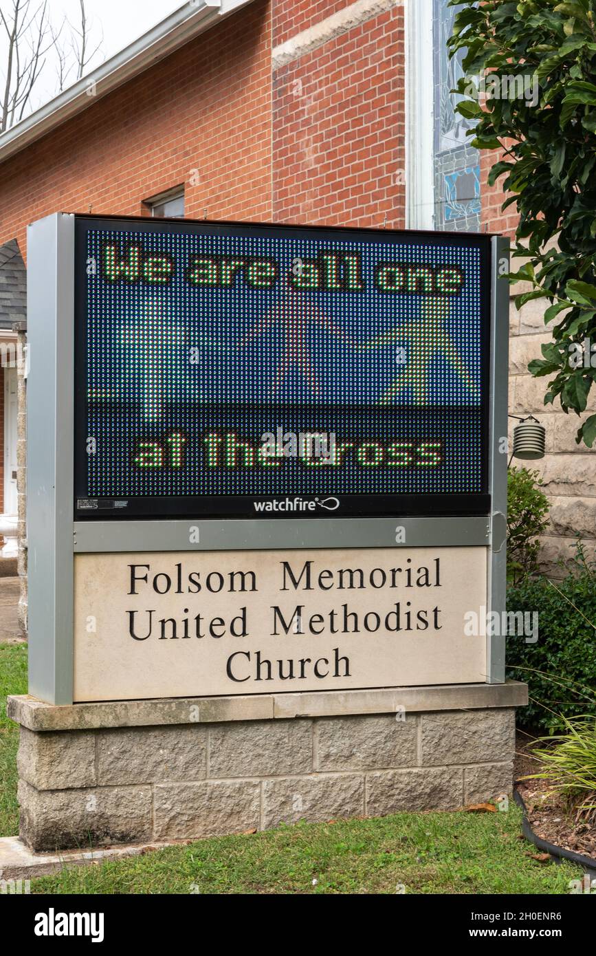 Un segno elettronico di fronte al Folsom Memorial unì la Chiesa Metodista con un messaggio che recita: “Siamo tutti uno alla Croce”. Foto Stock