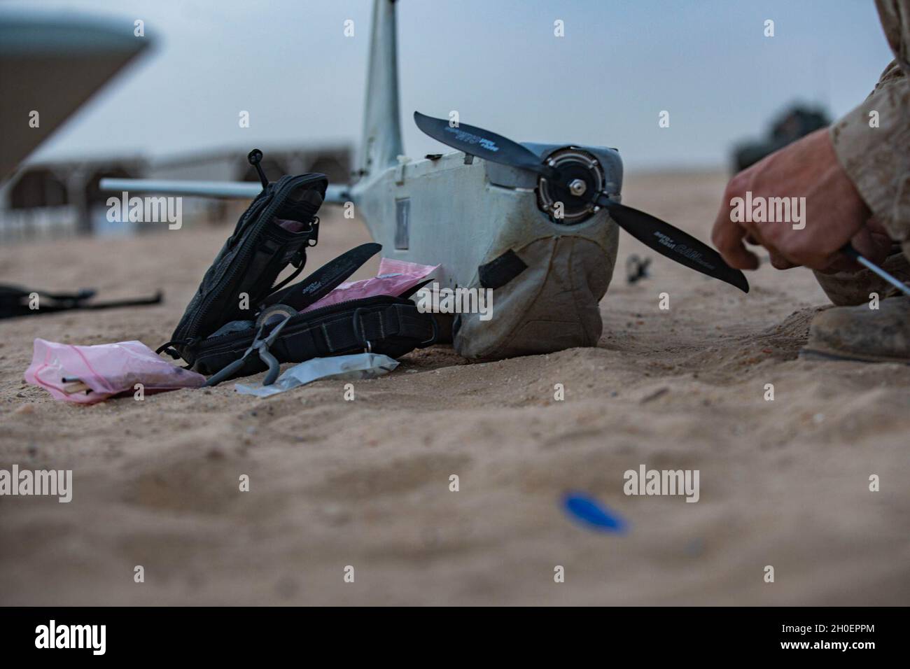 US Marine Corps Lance CPL. Lance Wimberley, un fucile con distacco del ricognizione ad armamento leggero, Battaglione Landing Team 1/4, 15th Marine Expeditionary Unit, controlla la funzionalità di un'elica fissata al naso di un RQ-20A PUMA, 16 febbraio 2021. Il Makin Island Amphibious Ready Group e il 15° MEU forniscono ai comandanti numerati della flotta e dei combattenti una risorsa reattiva, flessibile e distribuita in avanti in grado di proiettare l'energia marittima, eseguire operazioni di emergenza e rispondere alle crisi. Foto Stock