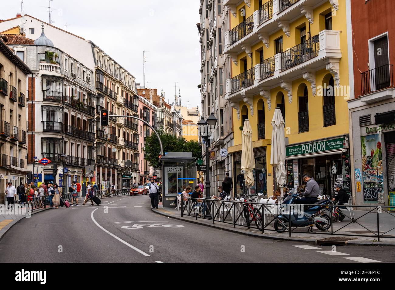 Madrid, Spagna - 10 ottobre 2021: Vista panoramica di via San Bernardo nel quartiere Malasana nel centro di Madrid. E' ben conosciuto come un quartiere alla moda Foto Stock