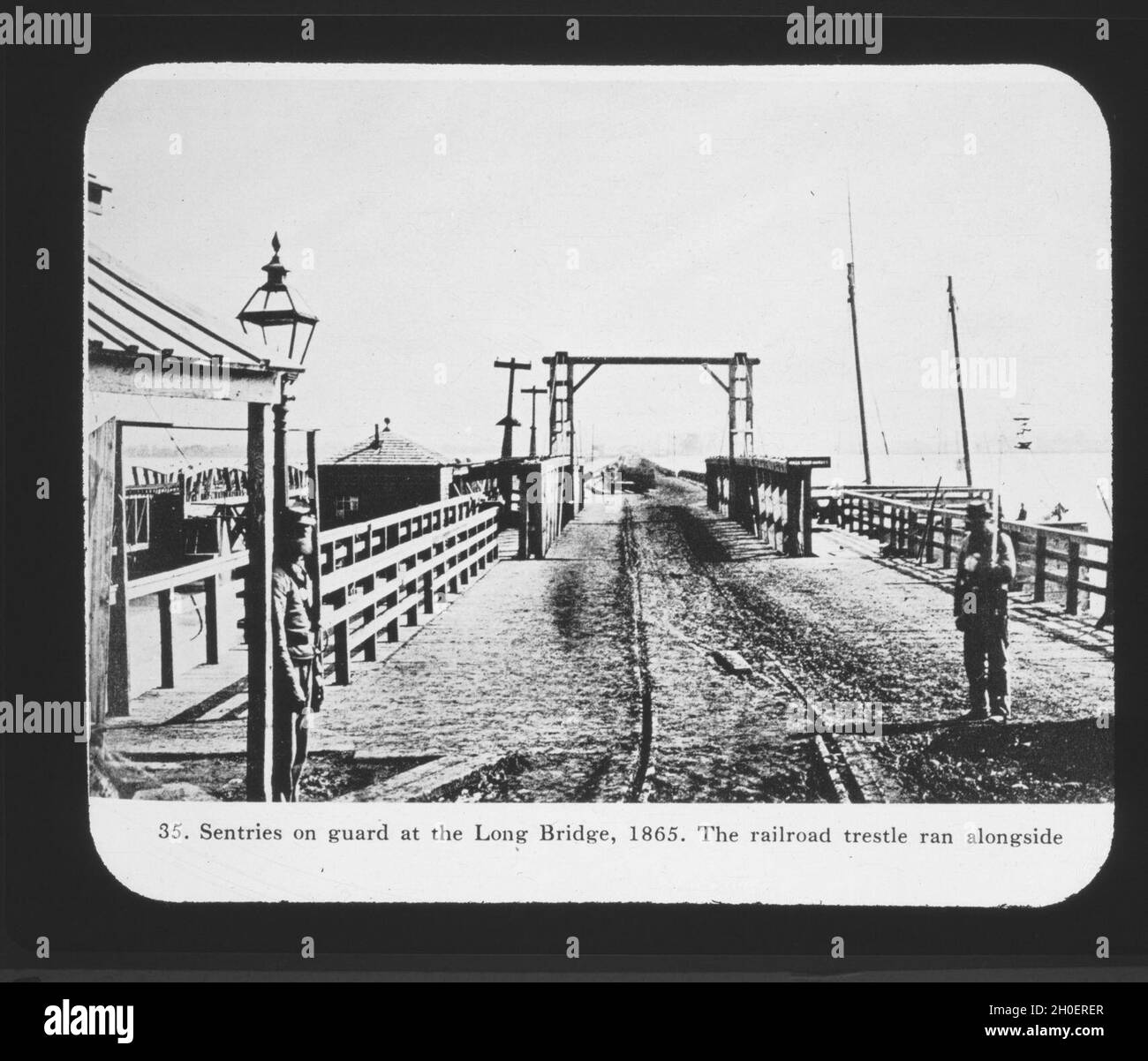 Lantern Slide 15: Il ponte lungo nel 1865. Il suo primo predecessore fu aperto nel 1809, in parte distrutto nel 1814, ricostruito nel 1816, acquistato e ricostruito dal governo nel 1832, distrutto da ghiaccio nel 1836, restaurato nel 1838 (come si vede qui). La parte ferroviaria di questo ponte è stata aggiunta nel 1872. Foto Stock