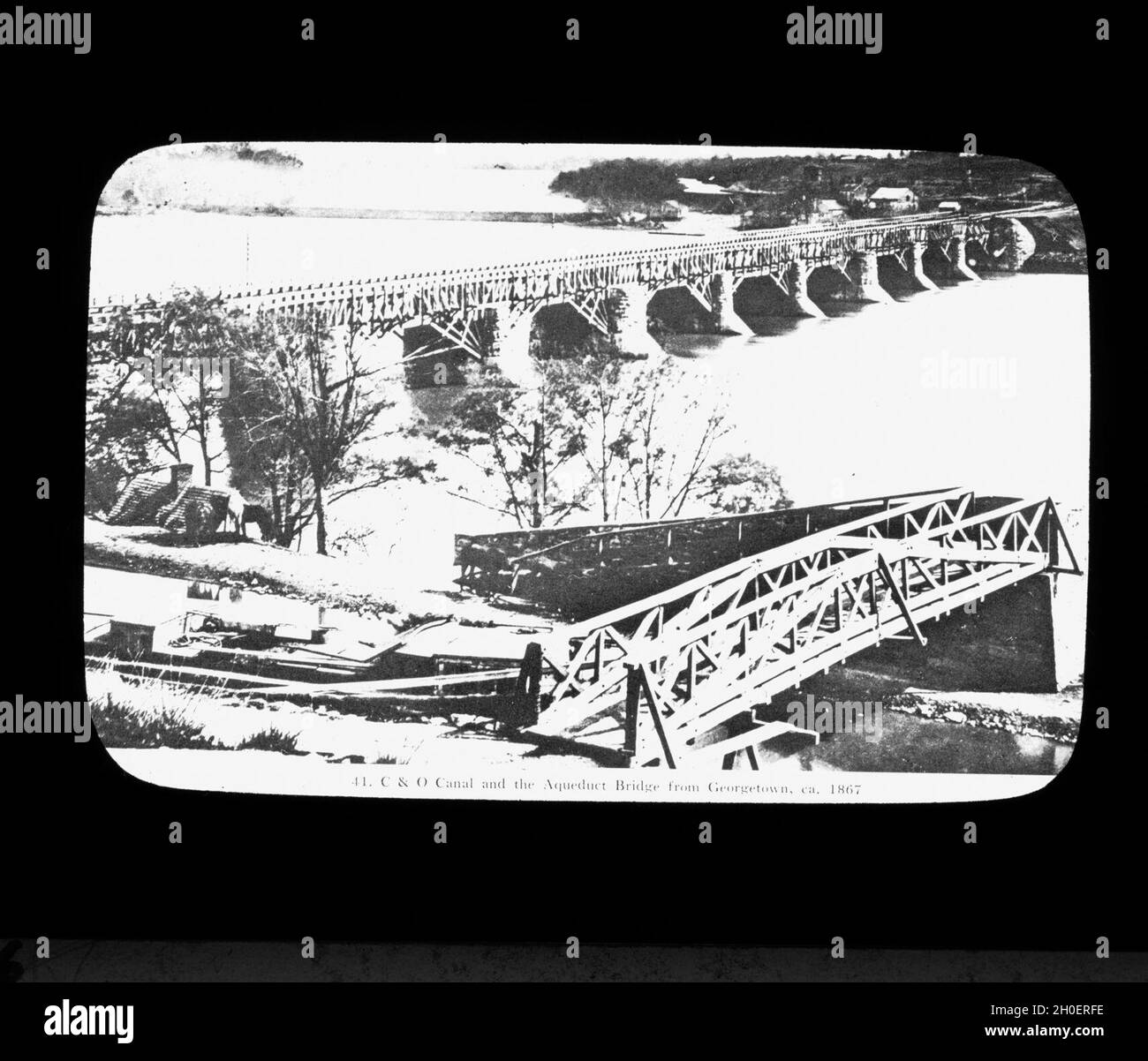 Lantern Slide 16: Ponte dell'acquedotto e il canale C & o, 1867. Aperto al traffico dei canali nel 1843. Fu drenato per la prima volta durante la guerra civile e usato come ponte. Ricostruita nel 1888. Utilizzato fino al completamento di Key Bridge nel 1923. Il canale fu iniziato nel 1828 e completato a Cumberland nel 1850. Un totale di $15,000.000 è stato speso su esso. Foto Stock