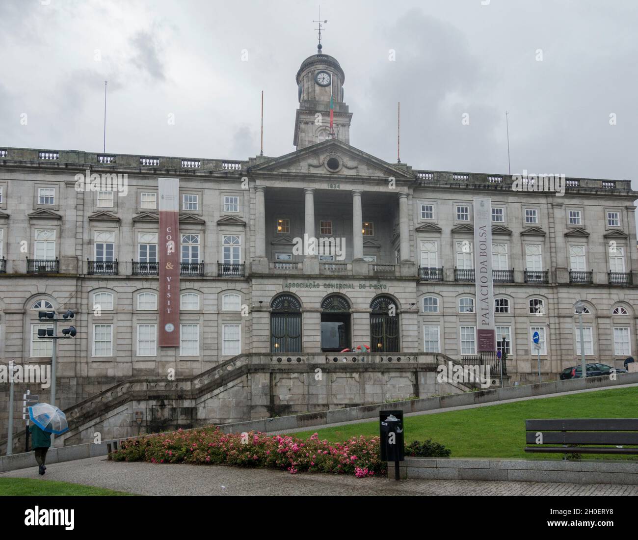 Storico Palácio da Bolsa (Palazzo della Borsa) a Porto, Portogallo, in un giorno coperto. Foto Stock