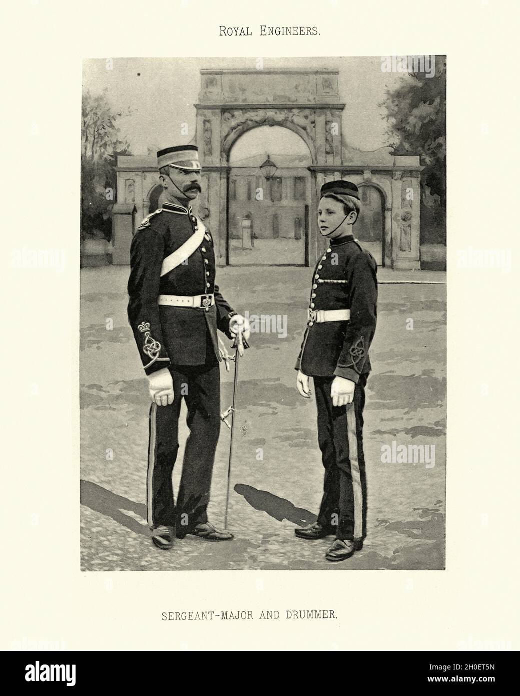 Foto d'epoca di Sergente maggiore e batterista ragazzo, esercito britannico Royal Engineers, uniforme militare, vittoriano 19 ° secolo Foto Stock