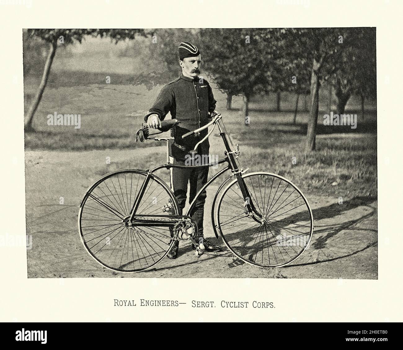 Foto d'epoca di Sergente in ciclista corp, esercito britannico Royal Engineers, uniforme militare, vittoriano 19 ° secolo Foto Stock