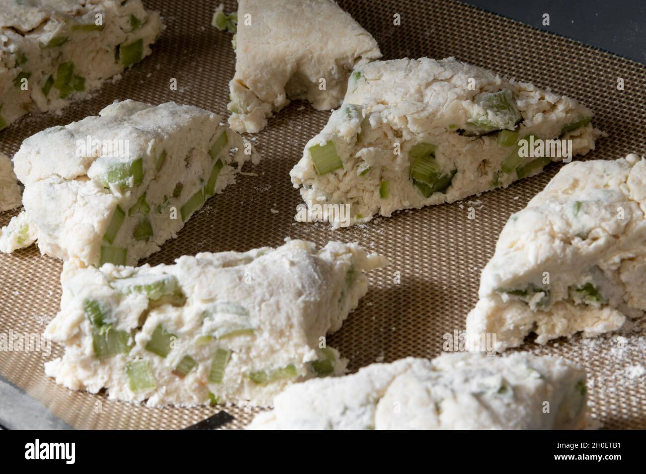 Focaccine fatte in casa pronte per essere cotte Foto Stock