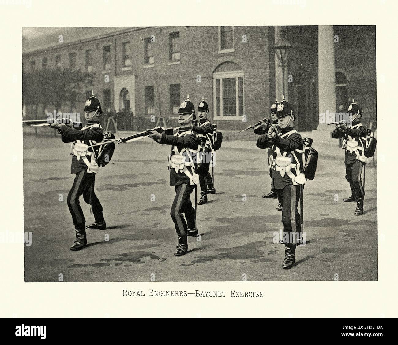 Vintage photogrtaph di soldati che fanno esercizio a baionetta, Royal Engineers esercito britannico, uniforme militare, vittoriano 19 ° secolo Foto Stock