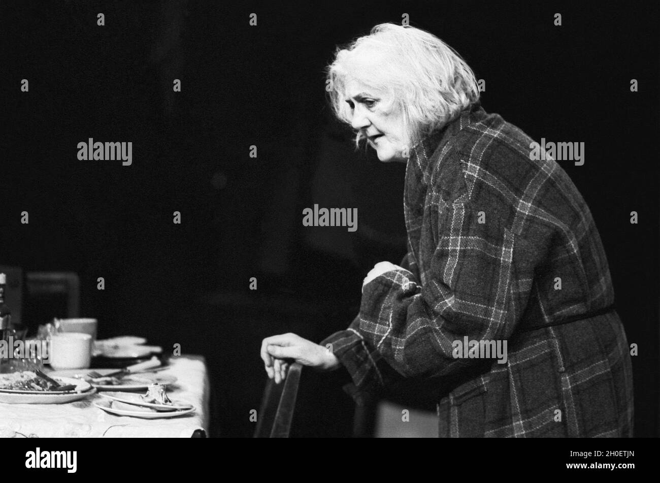 Anne Dyson (Mrs Wenlock) in NEONATI INVECCHIANO all'ICA Terrace Theatre, Londra SW1 02/1975 a Royal Shakespeare Company (RSC) produzione design: Judith bland lighting: Simon Bowler ideato e diretto da Mike Leigh Foto Stock
