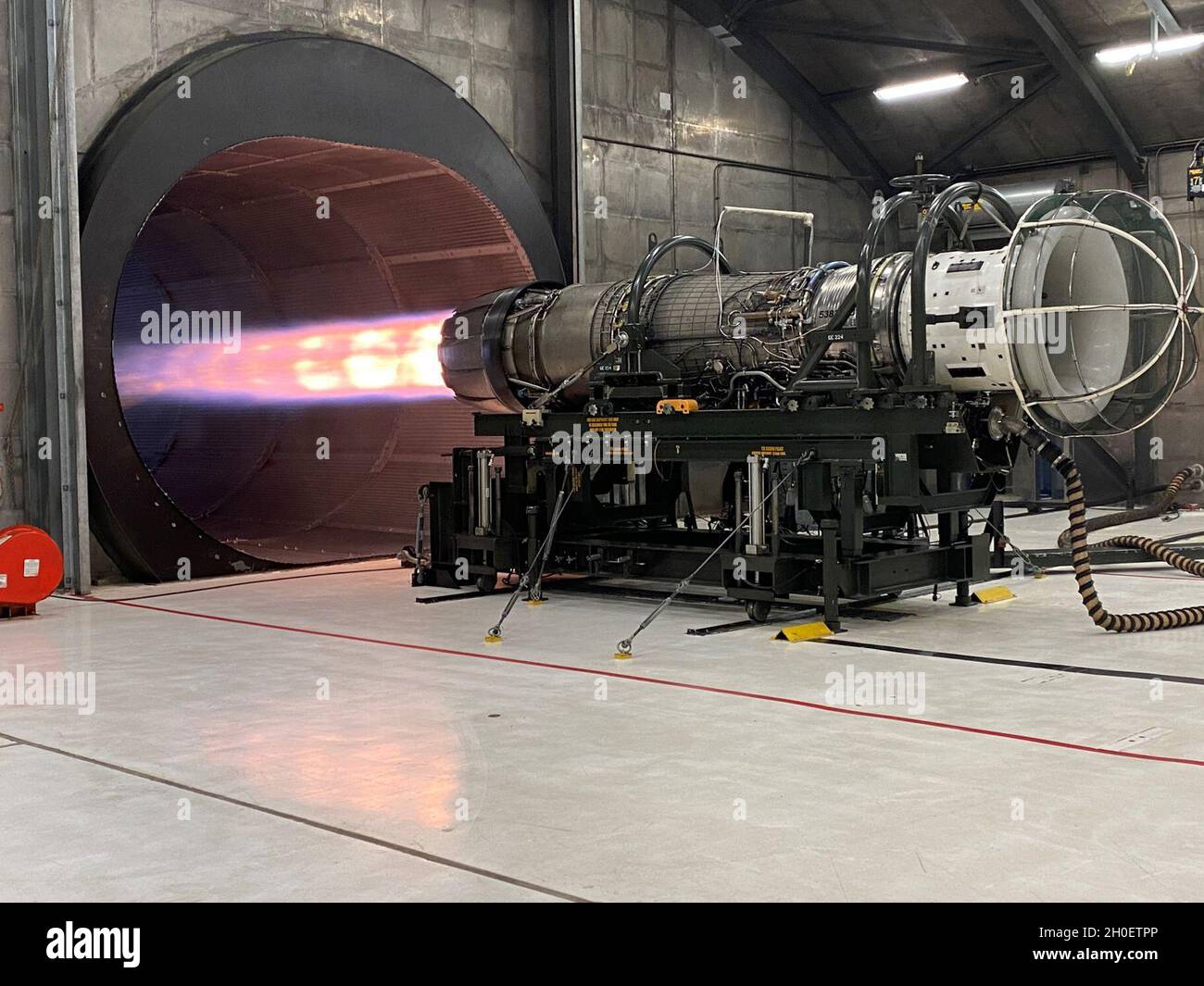 Un motore a getto General Electric F110-129 disinstallato nel postbruciatore completo durante i controlli funzionali nella 148th Fighter Wing, Minnesota Air National Guard Hush House. Una Hush House è una struttura chiusa e insonorizzata, utilizzata per testare i sistemi aerei, tra cui meccanica di propulsione, elettronica e pneumatica. I motori a getto installati o disinstallati possono essere utilizzati in condizioni di carico effettive senza creare inquinamento acustico. Foto Stock