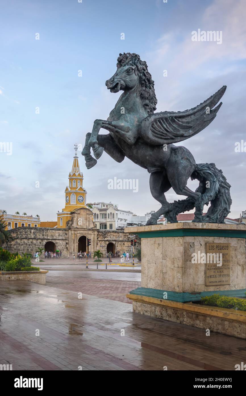 Statua di Pegasus, porta e Torre dell'Orologio - Cartagena de Indias, Colombia Foto Stock