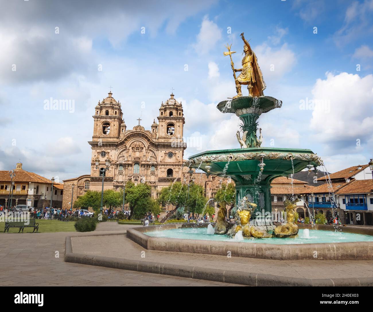 Fontana Inca e Chiesa di Iglesia de la Compania de Jesus a Plaza de Armas (piazza principale) - Cusco, Perù Foto Stock