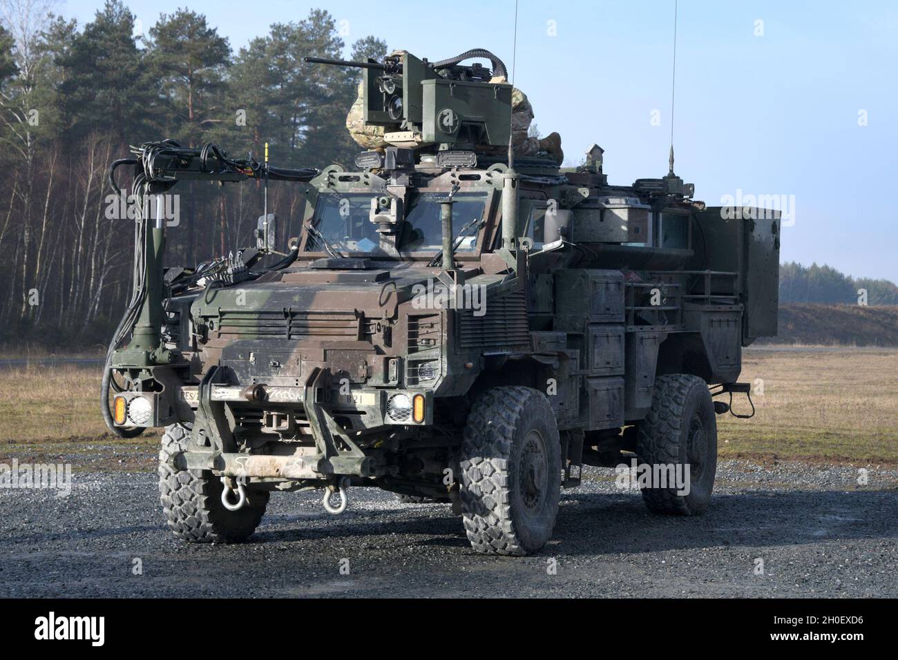 L’immagine mostra un veicolo protetto con miniera media di tipo II, assegnato allo Squadrone Regimental Engineer, reggimento cavalleria 2d, durante l’esercizio di fuoco dal vivo dello squadrone presso l’Area di addestramento Grafenwoehr del 7° comando dell’Esercito, Germania, 18 febbraio 2021. Foto Stock