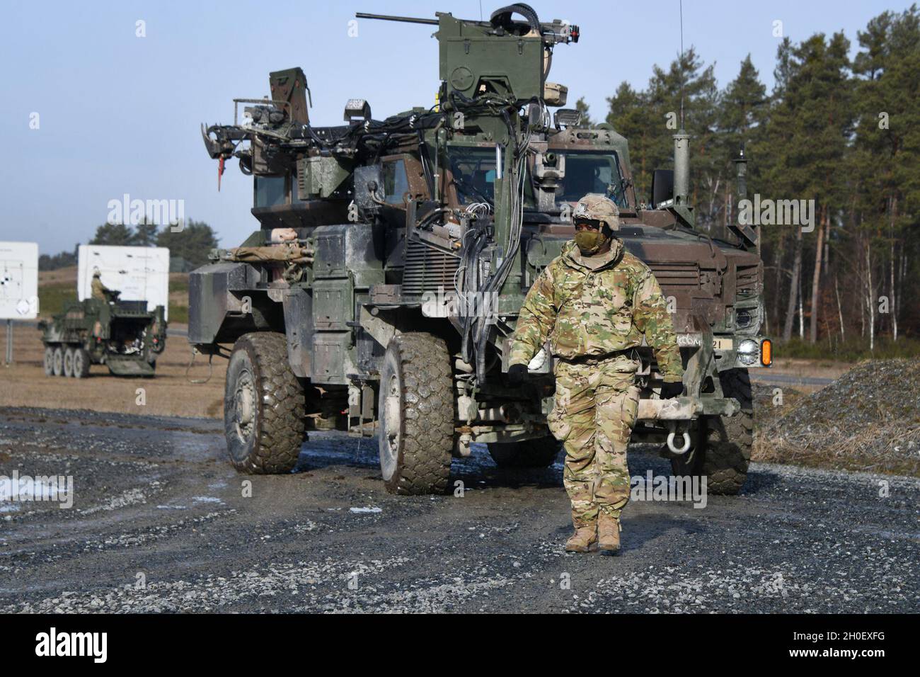 Un soldato statunitense, assegnato al Regimental Engineer Squadron, 2d Cavalry Regiment, guida un veicolo protetto da miniera media di tipo II durante l'esercizio di fuoco dal vivo dello squadrone presso il 7° Army Training Command's Grafenwoehr Training Area, Germania, 18 febbraio 2021. Foto Stock