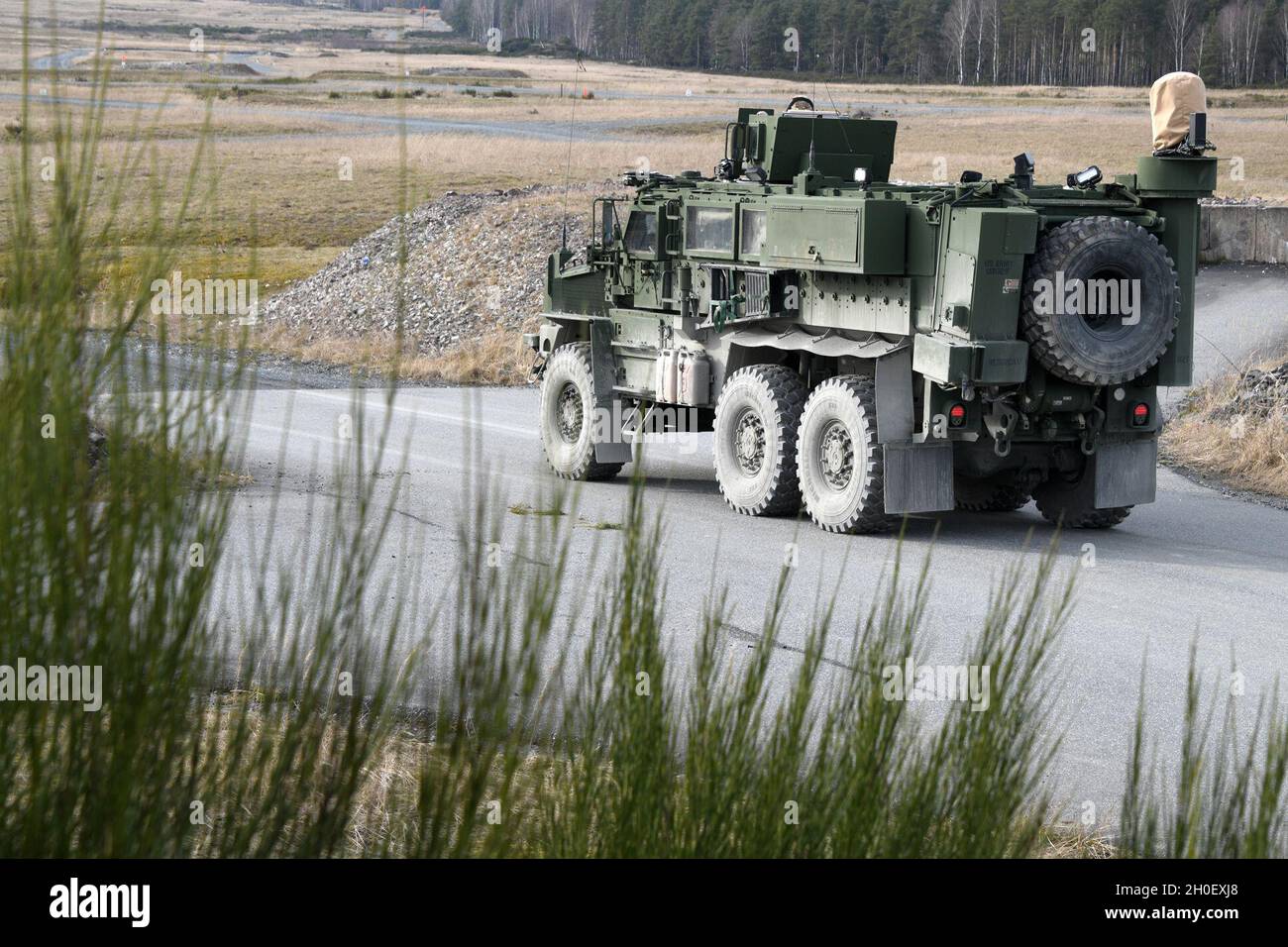 I soldati statunitensi, assegnati al Regimental Engineer Squadron, 2d Cavalry Regiment spostano un veicolo protetto da miniera media, di tipo i durante l'esercizio di fuoco dal vivo dello squadrone presso il 7° Army Training Command's Grafenwoehr Training Area, Germania, 18 febbraio 2021. Foto Stock