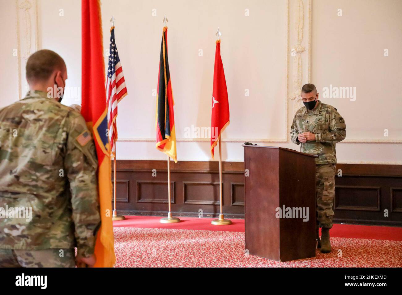 La 174a Brigata di artiglieria della Guardia Nazionale dell'Esercito dell'Ohio conduce un trasferimento di autorità con la 678a ADA della Guardia Nazionale dell'Esercito del South Carolina in una cerimonia all'interno delle linee guida COVID-19. Foto Stock