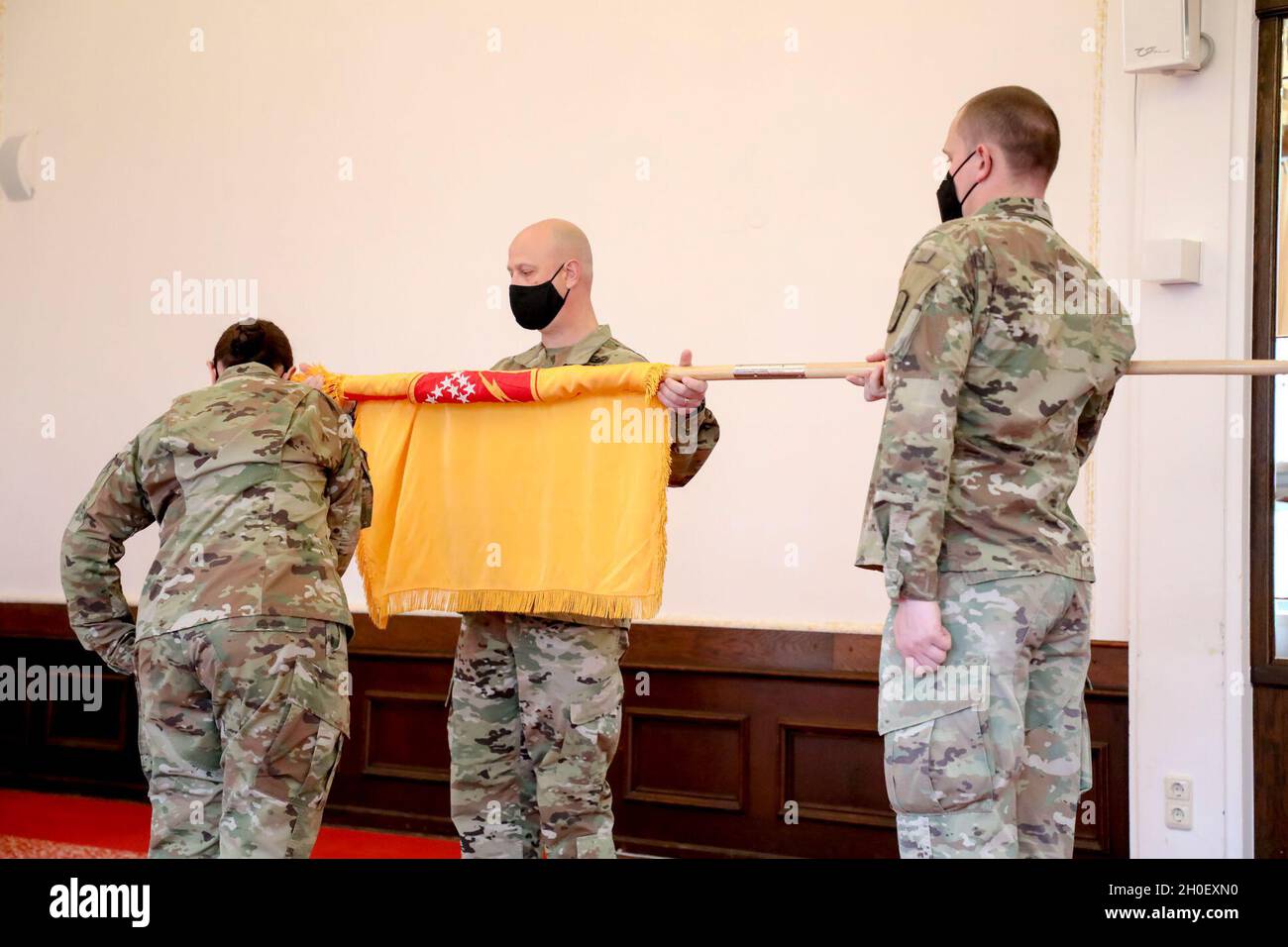 La 174a Brigata di artiglieria della Guardia Nazionale dell'Esercito dell'Ohio conduce un trasferimento di autorità con la 678a ADA della Guardia Nazionale dell'Esercito del South Carolina in una cerimonia all'interno delle linee guida COVID-19. Foto Stock