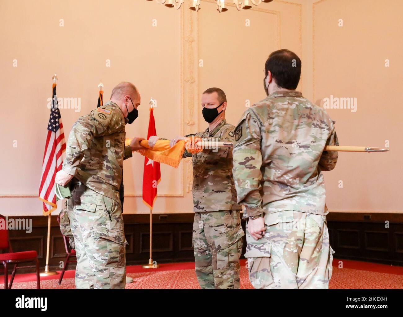 La 174a Brigata di artiglieria della Guardia Nazionale dell'Esercito dell'Ohio conduce un trasferimento di autorità con la 678a ADA della Guardia Nazionale dell'Esercito del South Carolina in una cerimonia all'interno delle linee guida COVID-19. Foto Stock