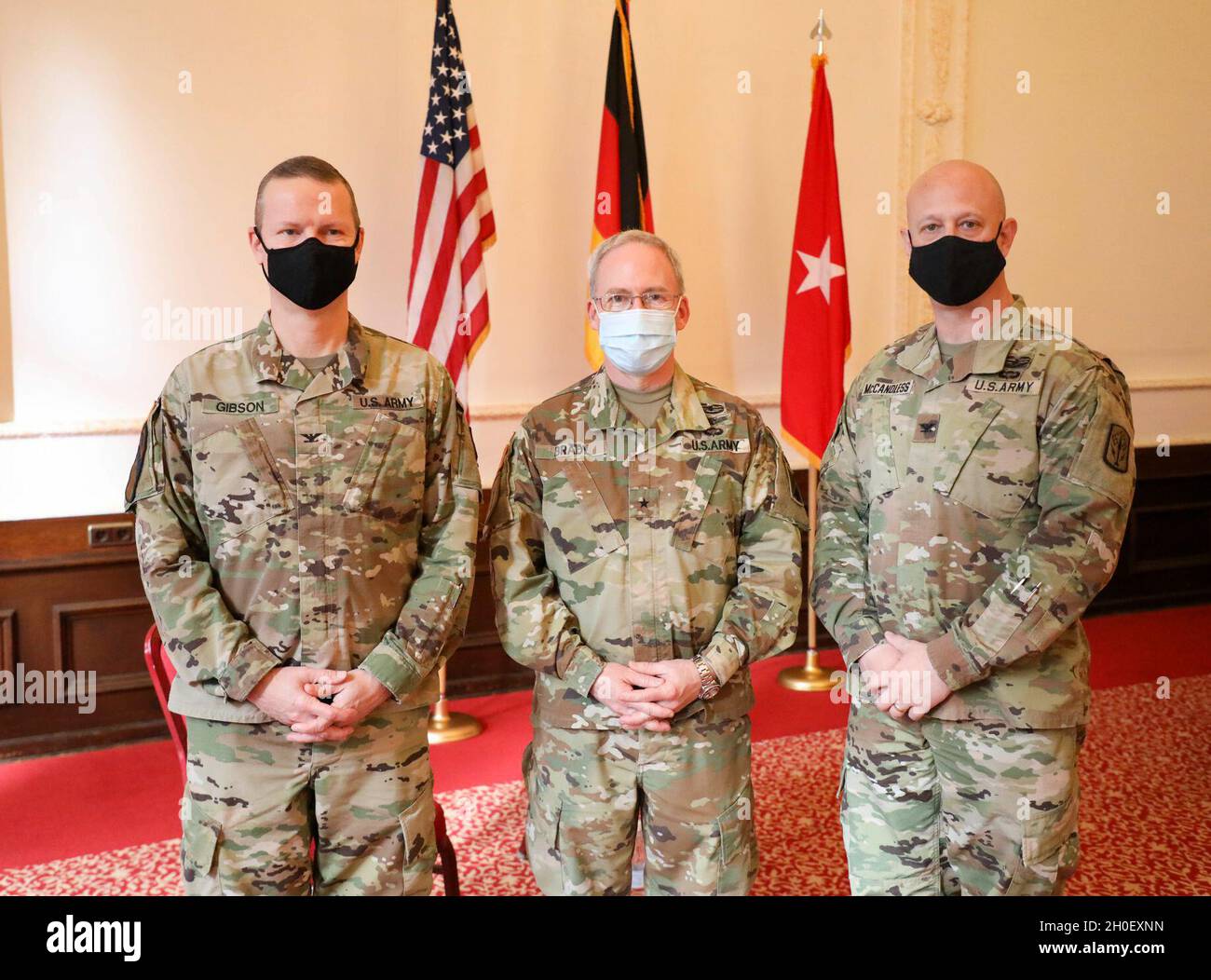 La 174a Brigata di artiglieria della Guardia Nazionale dell'Esercito dell'Ohio conduce un trasferimento di autorità con la 678a ADA della Guardia Nazionale dell'Esercito del South Carolina in una cerimonia all'interno delle linee guida COVID-19. Foto Stock