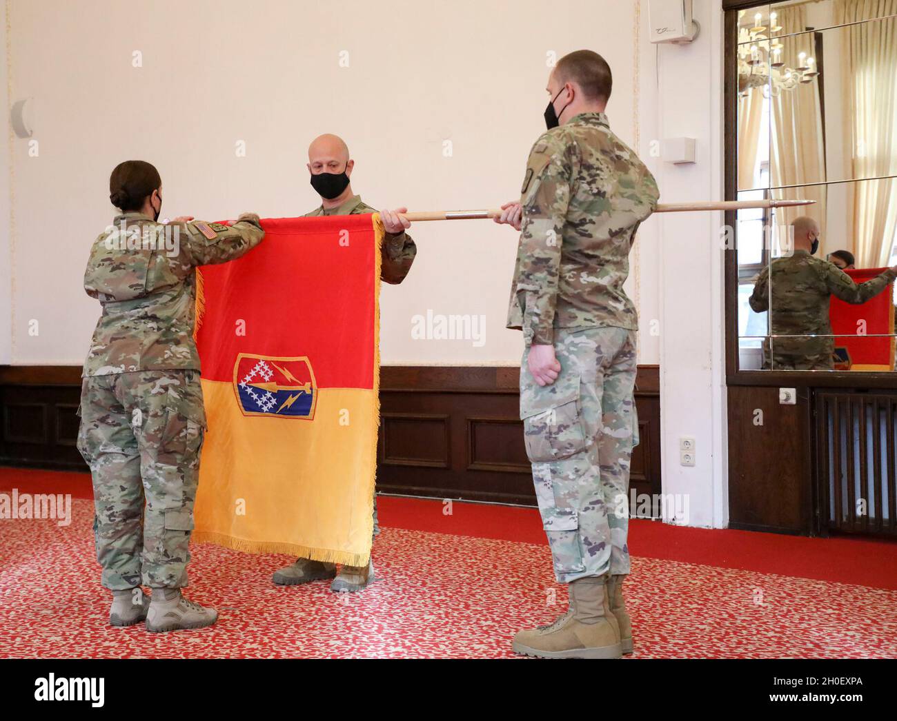 La 174a Brigata di artiglieria della Guardia Nazionale dell'Esercito dell'Ohio conduce un trasferimento di autorità con la 678a ADA della Guardia Nazionale dell'Esercito del South Carolina in una cerimonia all'interno delle linee guida COVID-19. Foto Stock