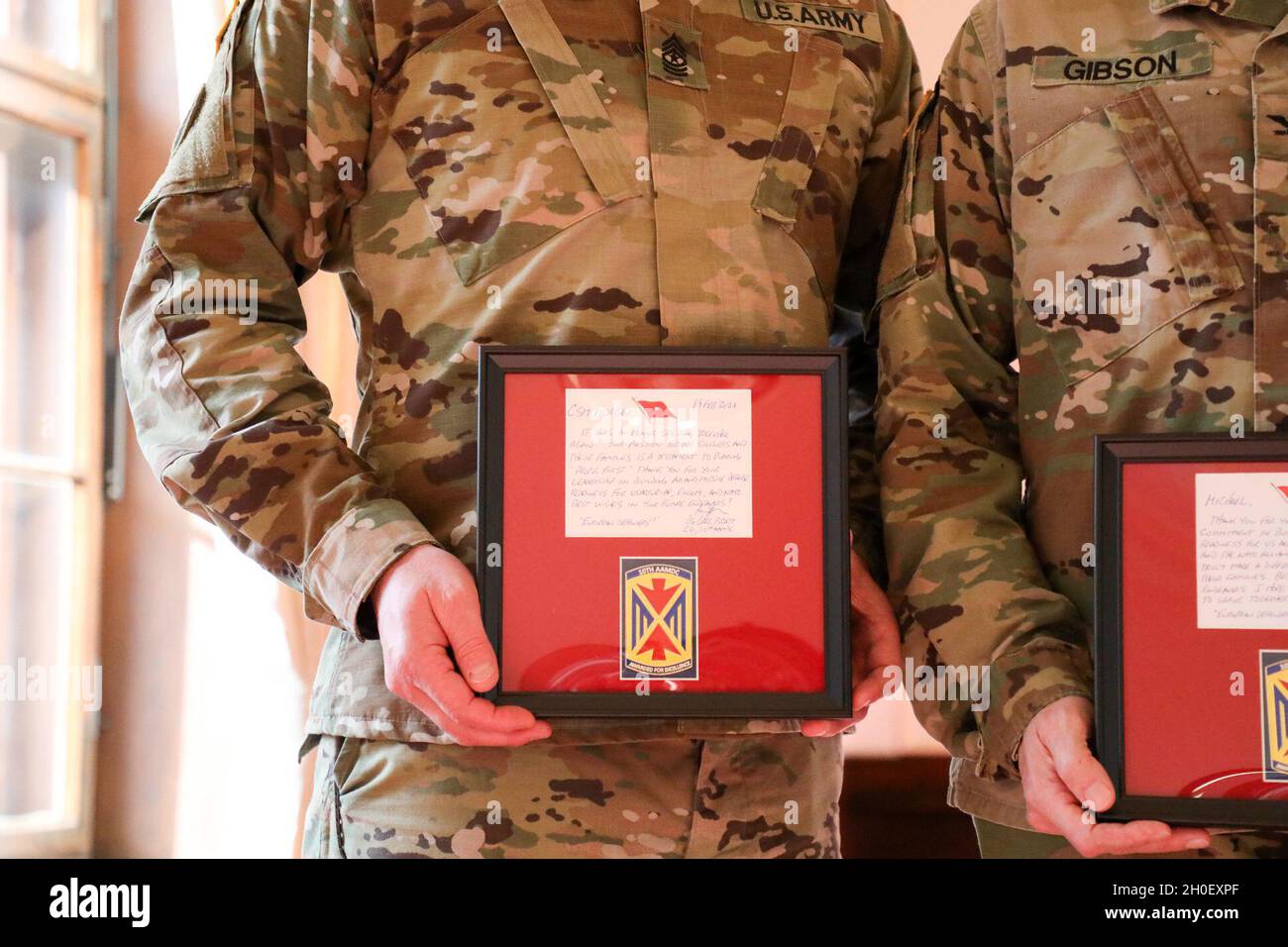 La 174a Brigata di artiglieria della Guardia Nazionale dell'Esercito dell'Ohio conduce un trasferimento di autorità con la 678a ADA della Guardia Nazionale dell'Esercito del South Carolina in una cerimonia all'interno delle linee guida COVID-19. Foto Stock
