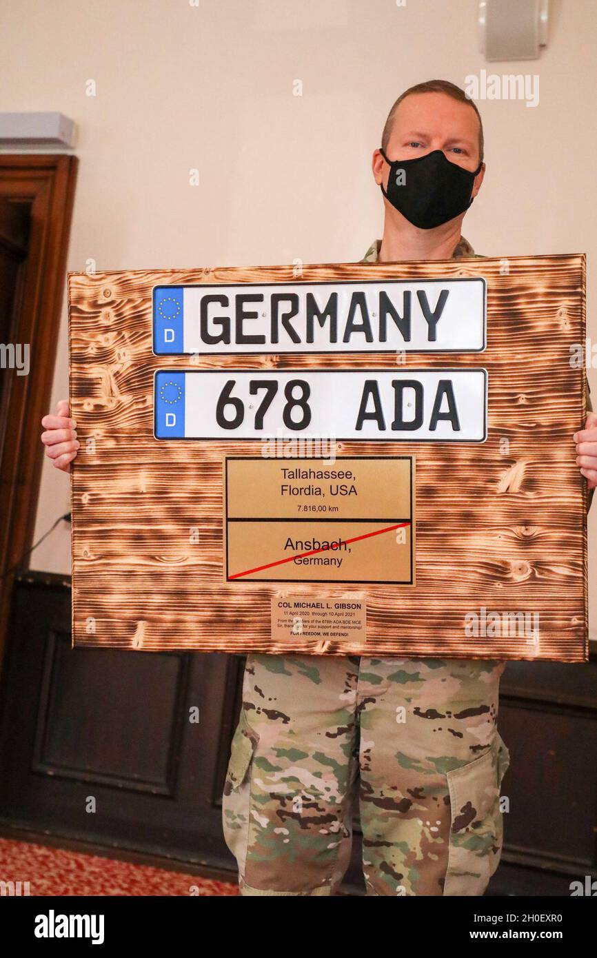 La 174a Brigata di artiglieria della Guardia Nazionale dell'Esercito dell'Ohio conduce un trasferimento di autorità con la 678a ADA della Guardia Nazionale dell'Esercito del South Carolina in una cerimonia all'interno delle linee guida COVID-19. Foto Stock