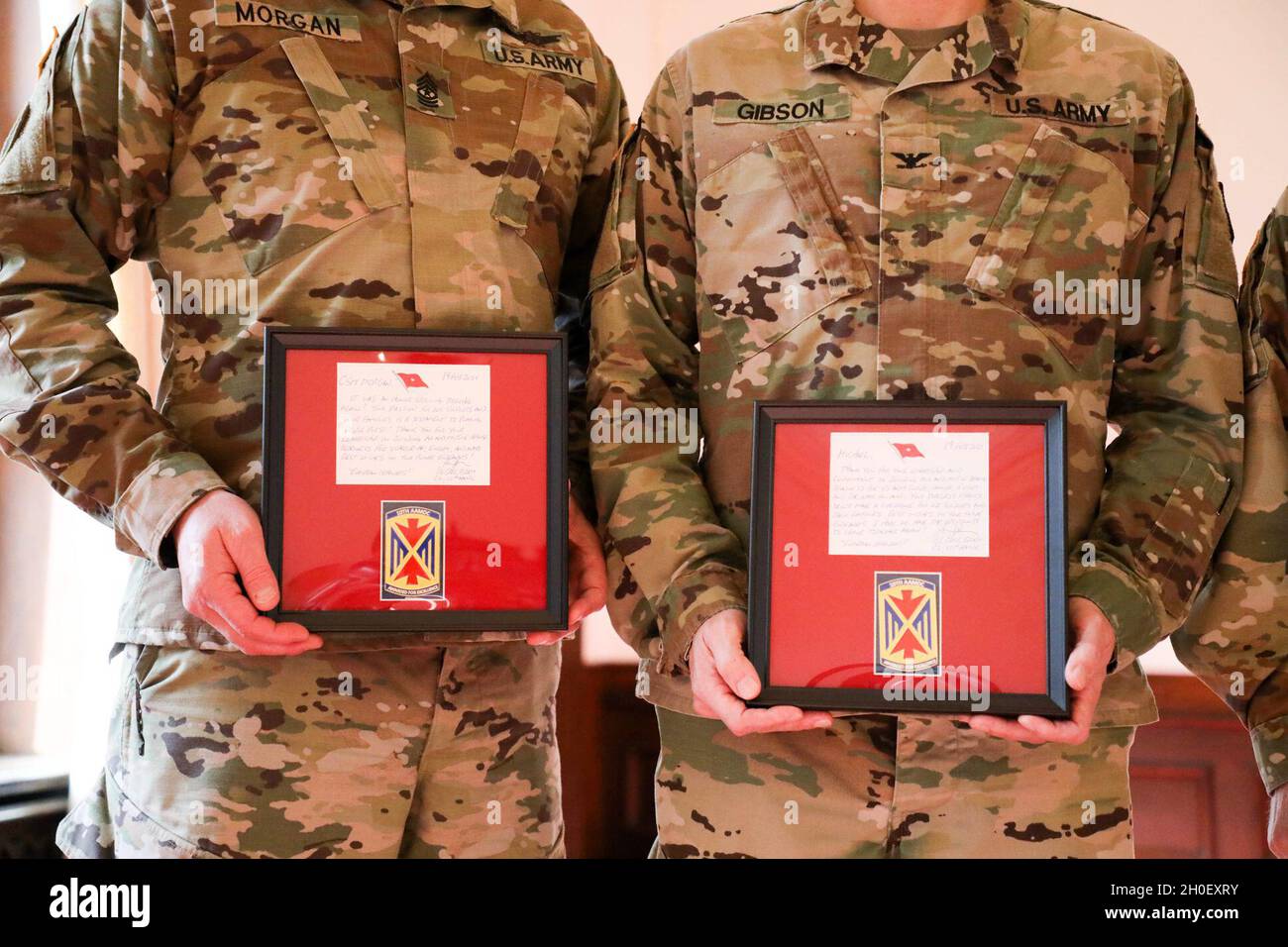 La 174a Brigata di artiglieria della Guardia Nazionale dell'Esercito dell'Ohio conduce un trasferimento di autorità con la 678a ADA della Guardia Nazionale dell'Esercito del South Carolina in una cerimonia all'interno delle linee guida COVID-19. Foto Stock