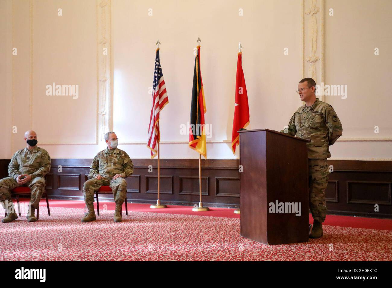 La 174a Brigata di artiglieria della Guardia Nazionale dell'Esercito dell'Ohio conduce un trasferimento di autorità con la 678a ADA della Guardia Nazionale dell'Esercito del South Carolina in una cerimonia all'interno delle linee guida COVID-19. Foto Stock