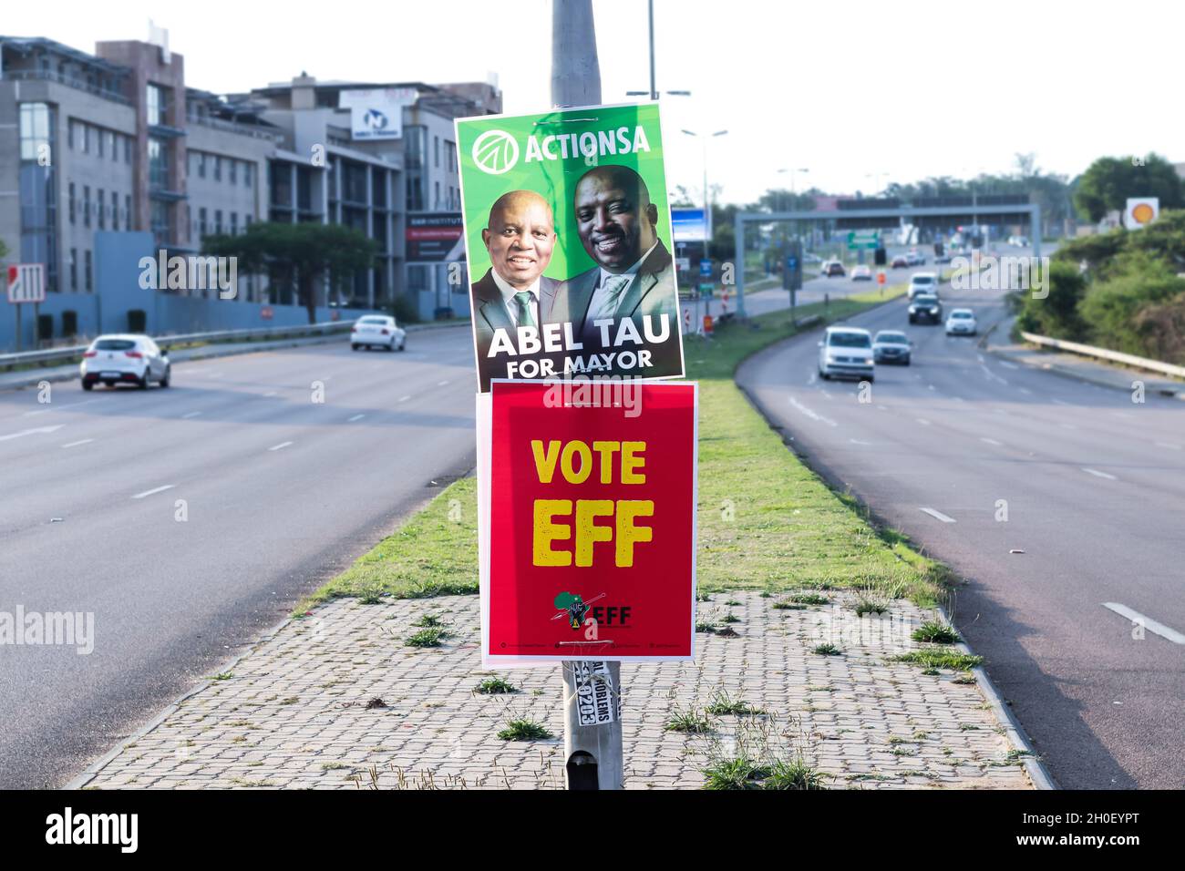 Poster dei partiti politici per le elezioni municipali sudafricane del 2021 sui poli di strada Foto Stock