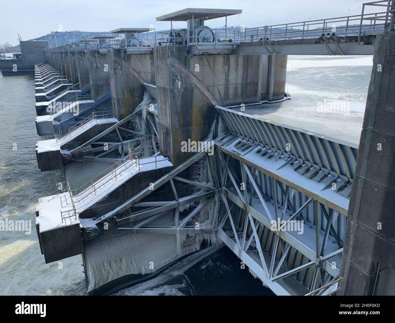 Robert S. Kerr Lock and Dam, il corpo degli ingegneri del Tulsa District degli Stati Uniti, ha generato energia alla massima capacità per supportare la regione durante la tempesta invernale del 2021. Foto Stock