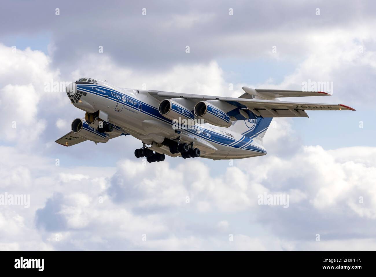 Volga-Dnepr Airlines Ilyushin il-76TD (REG: RA-76503) al decollo a Cotonou, Benin, in Africa centrale. Foto Stock