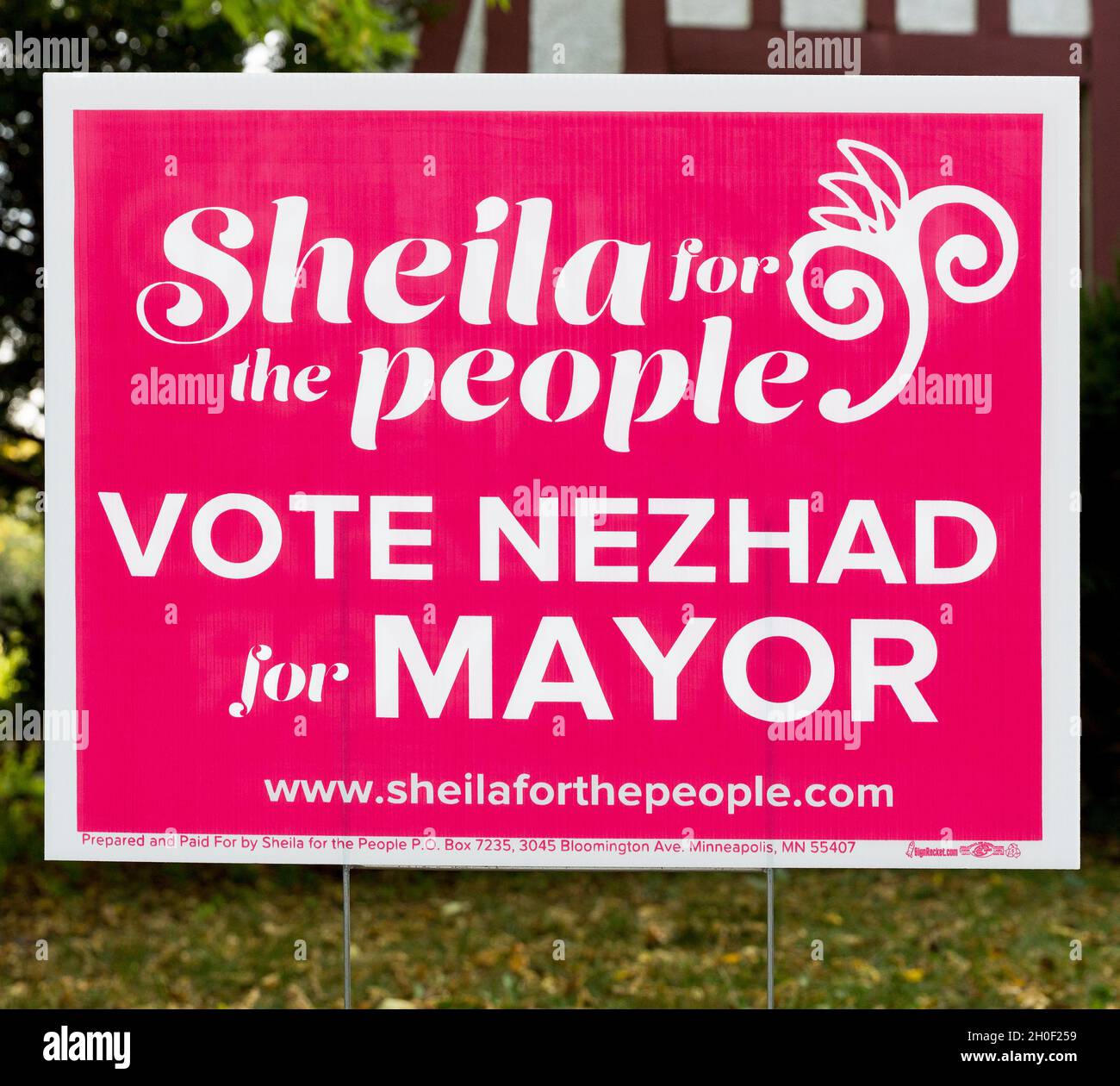 Segno politico di cantiere elettorale per Sheila Nezhad corsa per il sindaco di Minneapolis, Minnesota con lo slogan Sheila per il popolo. Foto Stock