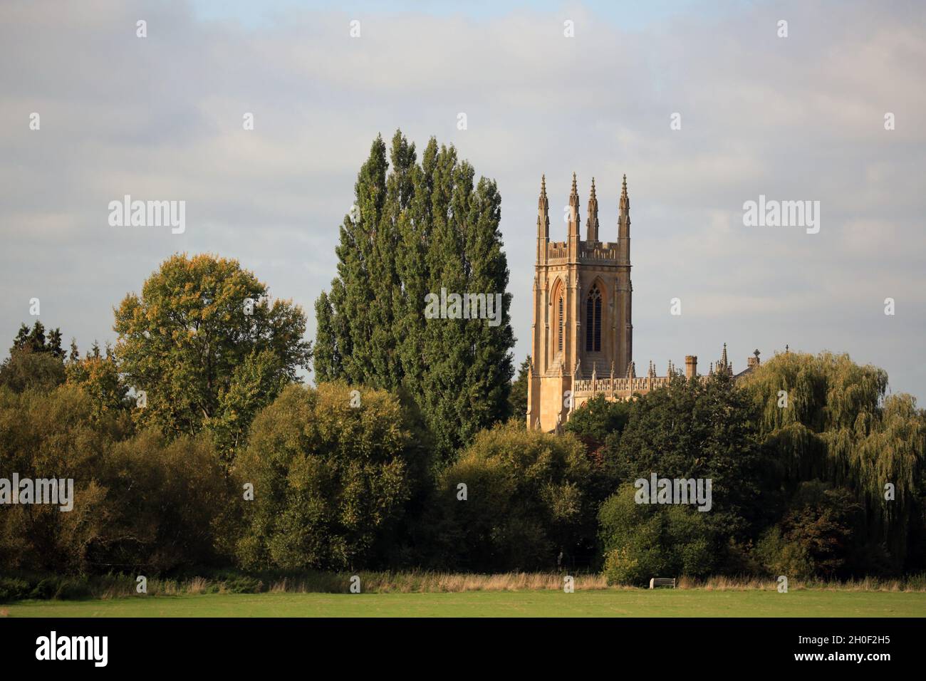 St Peters Church, Hampton Lucy visto dai terreni del Charlecote Park, Warwickshire, Inghilterra, Regno Unito. Foto Stock