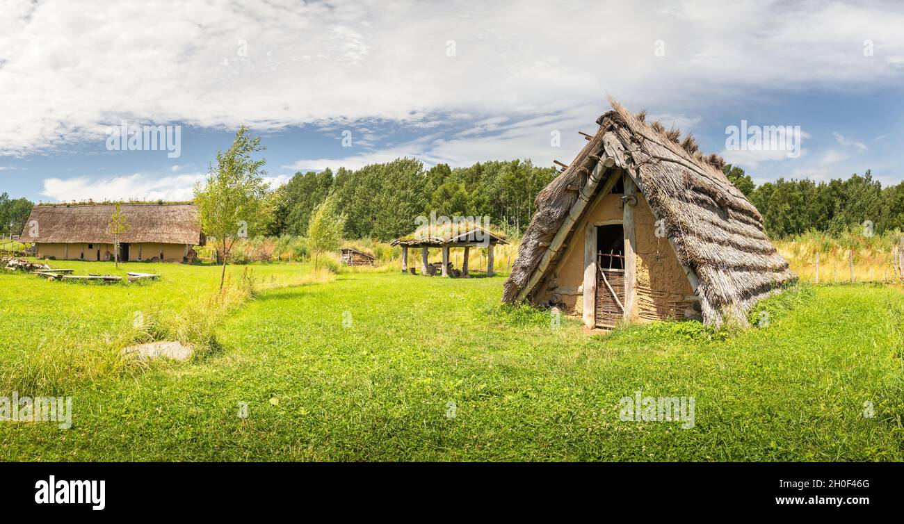 Casa con tetto di paglia in paglia in un antico villaggio, museo all'aperto celtico a Nasavrky, repubblica Ceca Foto Stock