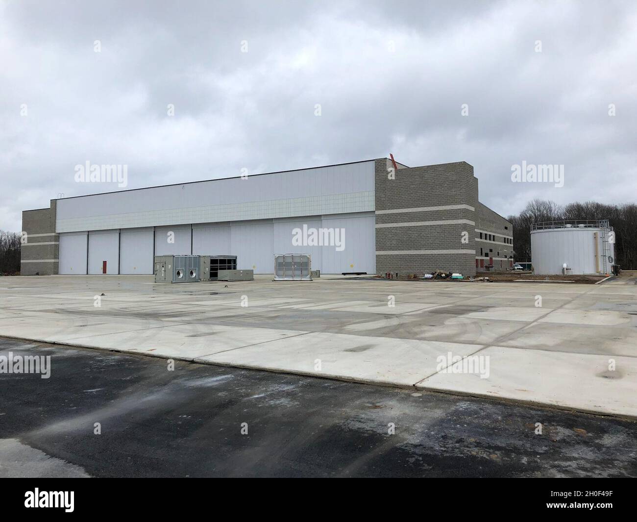 L'impianto e l'hangar di circa 80,000 metri quadrati di ricerca, sviluppo, test e valutazione (RDT&e), costruito da NAVFAC Washington, consisterà in negozi e amministrazione di manutenzione, amministrazione squadrone, operazioni e spazi di baia di hangar necessari per supportare il nuovo programma mq-25. Il MQ-25 Stingray è un drone aereo di rifornimento e l'hangar ospiterà tre velivoli; due con le ali allungate, e uno con le ali ripiegate. Foto Stock