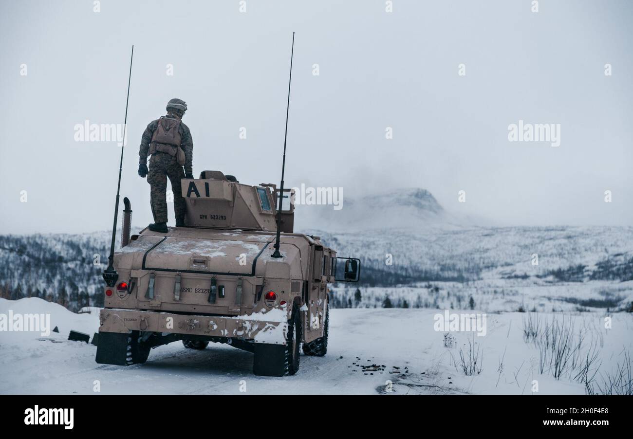 I Marines degli Stati Uniti con la squadra combinata Anti-Armor 2, Marine Rotational Force Europe 21.1 (MRF-e), Marine Forces Europe e Africa, partecipano a una gamma di incendi a Setermoen, Norvegia, 21 febbraio 2021. MRF-e si concentra su impegni regionali in tutta Europa, conducendo vari esercizi, addestramento artico per la guerra di montagna e per il clima freddo, e impegni militari-militari, che migliorano l'interoperabilità generale del corpo Marino degli Stati Uniti con alleati e partner. Foto Stock