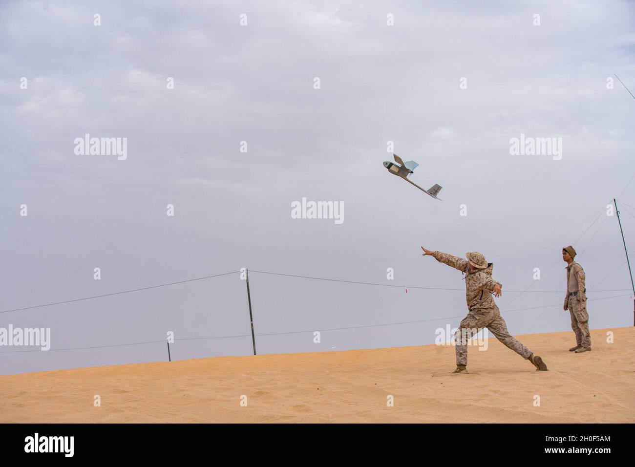 US Marine Corps Lance CPL. Max Beckley, a sinistra, un missileman anti-serbatoio con la squadra combinata anti-Armor 1, compagnia di armi, Battalion Landing Team 1/4, 15th Marine Expeditionary Unit, lancia un RQ-11, 21 febbraio 2021. Il Makin Island Amphibious Ready Group e il 15° MEU forniscono ai comandanti numerati della flotta e dei combattenti una risorsa reattiva, flessibile e distribuita in avanti in grado di proiettare l'energia marittima, eseguire operazioni di emergenza e rispondere alle crisi. Foto Stock