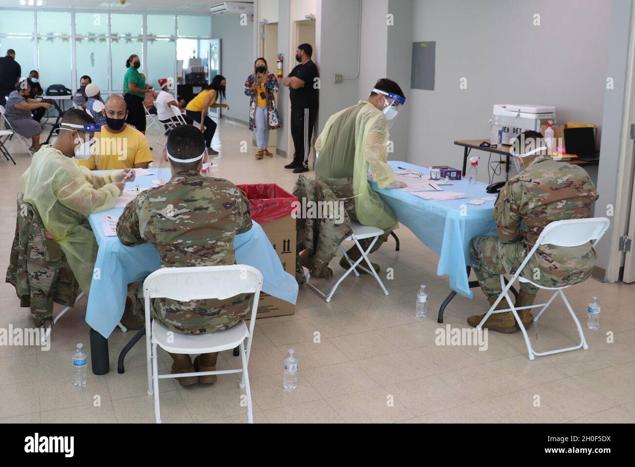 I residenti e i membri del personale della 'Jardines de la Nueva Puerta' Aegis a Río Piedras, PR, sono vaccinati contro COVID-19 da medici della Joint Task Force Porto Rico del PRNG, febbraio 22. Questa missione del PRNG fa parte della lotta contro COVID-19. Foto Stock